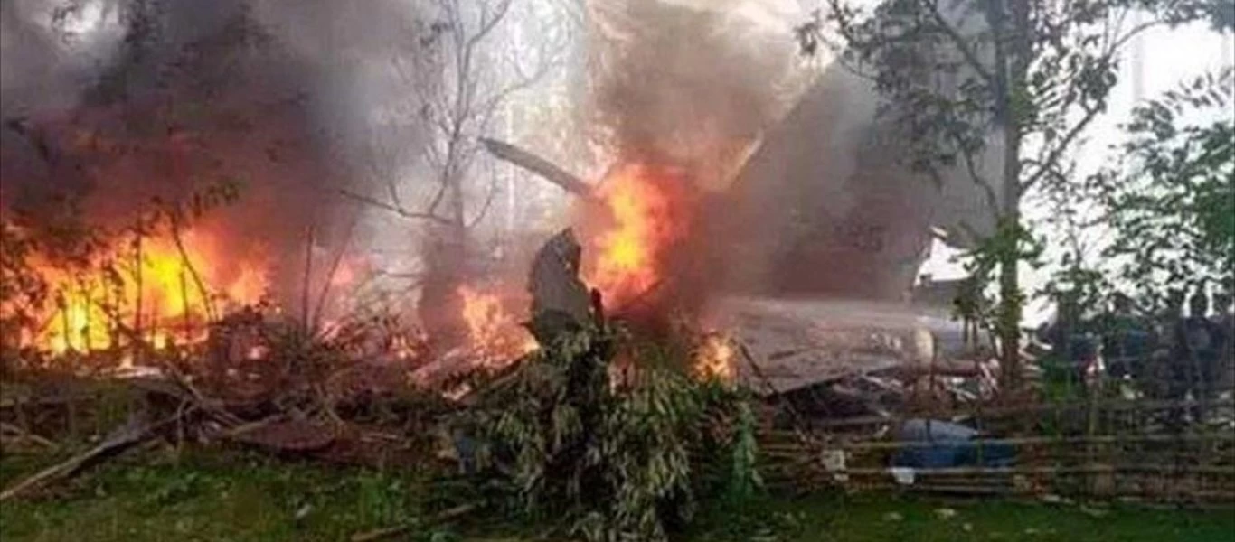 Συντριβή στρατιωτικού αεροσκάφους στις Φιλιππίνες: Τους 52 έφτασαν συνολικά οι νεκροί (φώτο)